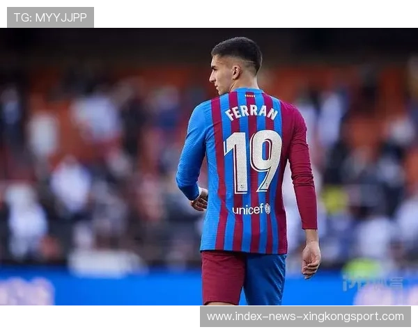 费兰托雷斯横向推进吸引多人防守，巴萨创造二次攻门机会