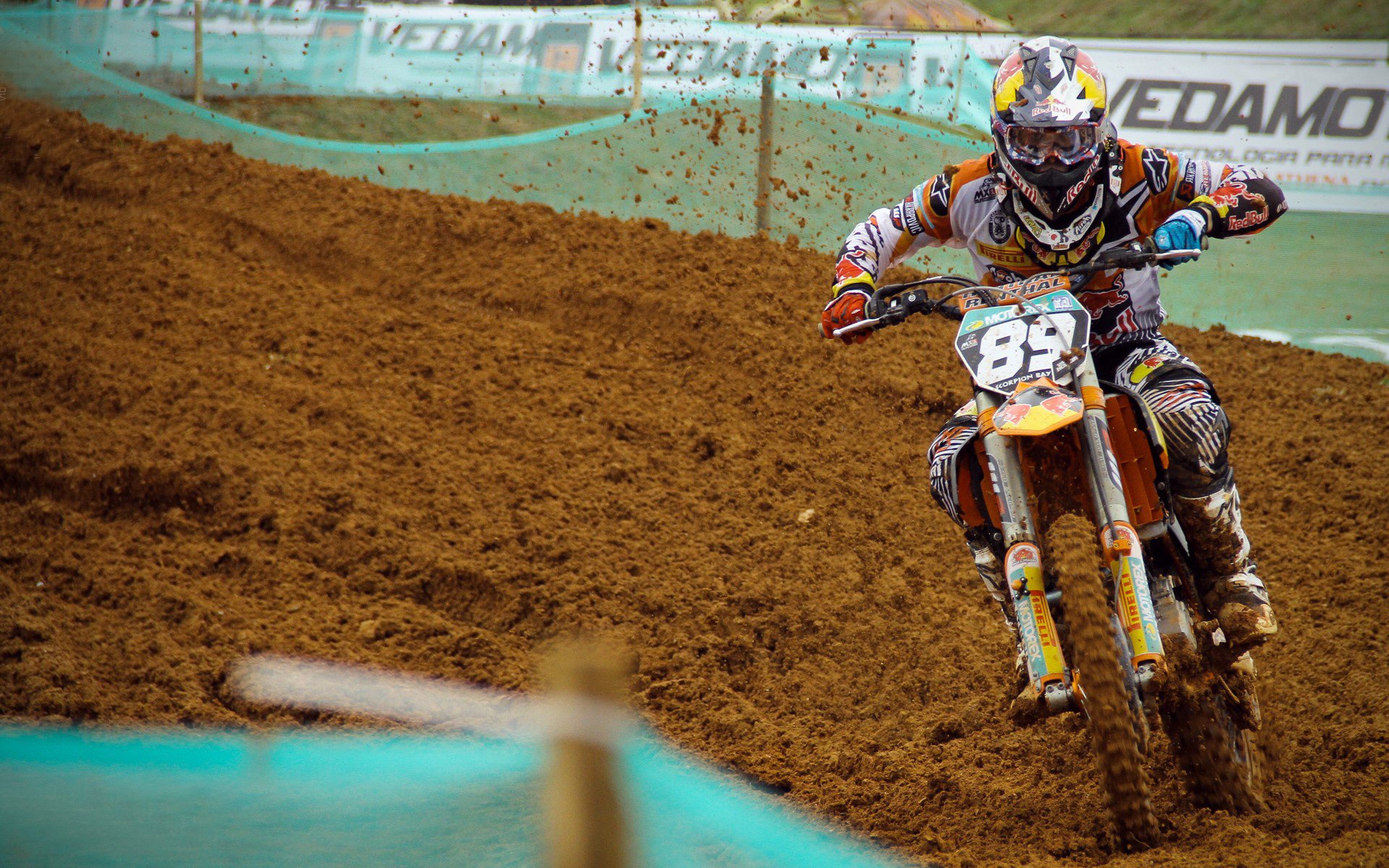 城市历史建筑梯跑赛 选手穿梭于老楼与钟楼之间